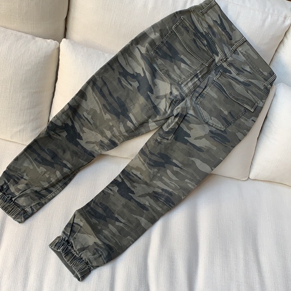 Express high-rise cropped camo pants - Picture 7 of 8